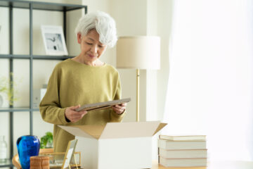 生前整理をする女性