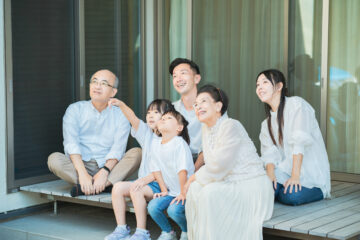 縁側でくつろぐ3世代ファミリー